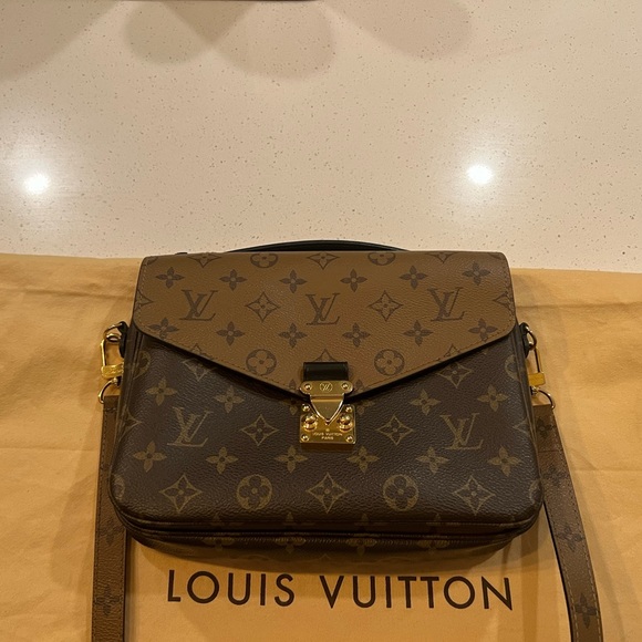 Louis Vuitton Handbags - Lv crossbody with strap